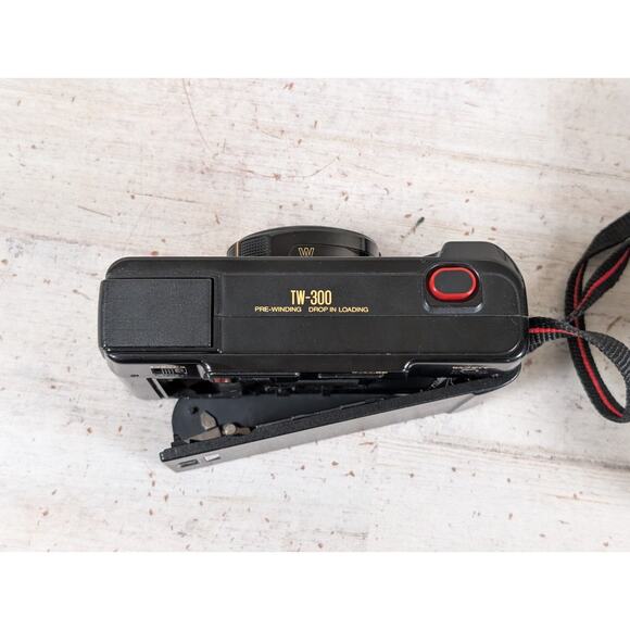 Vtg Fuji TW-300 38/65mm Film Camera w Case Pre-Winding Point Shoot PARTS/REPAIR - Picture 4 of 15